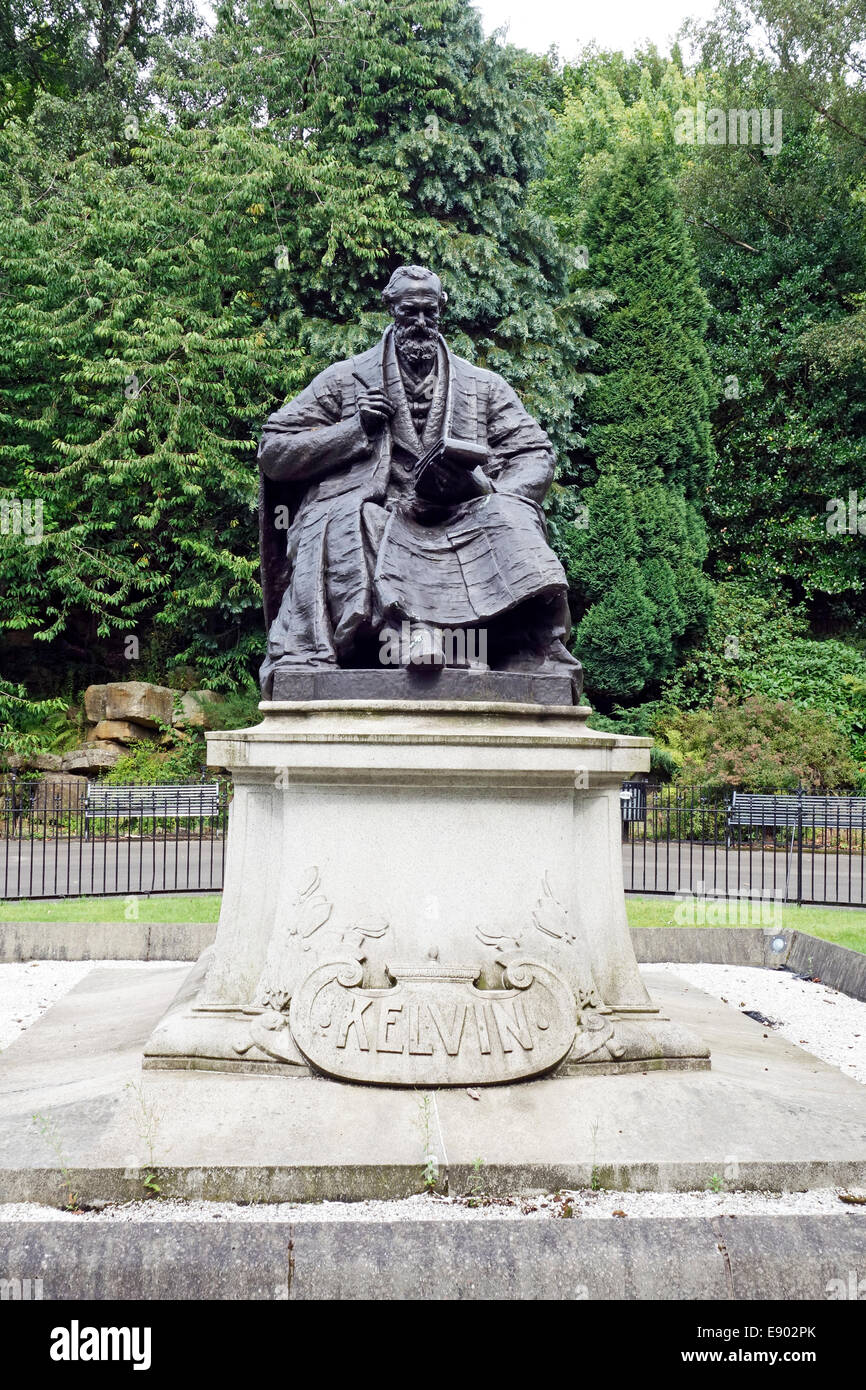 Monumento de Lord Kelvin en parque Kelvingrove debajo del edificio principal de la Universidad de Glasgow en Glasgow Escocia Foto de stock