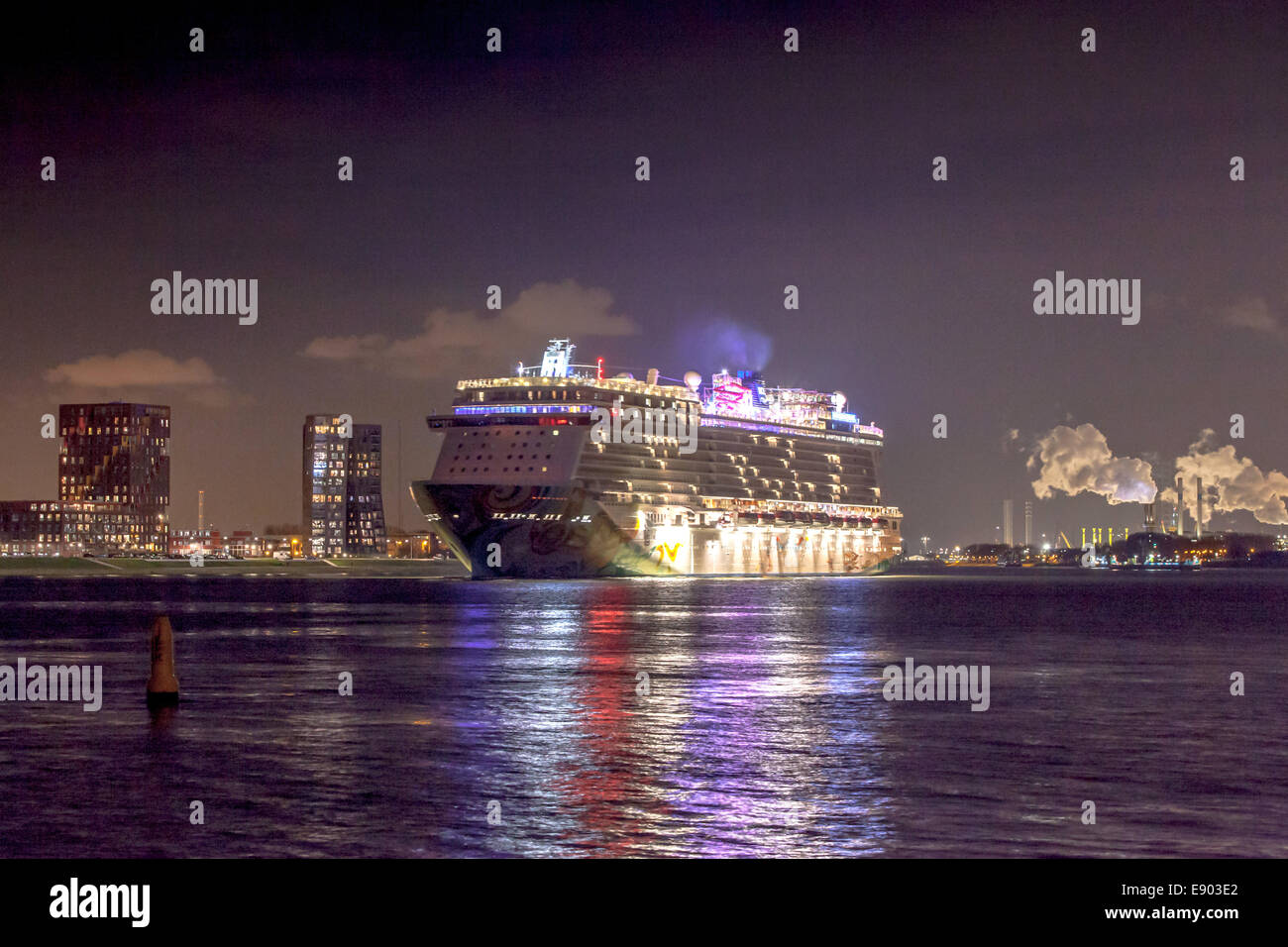Salida nocturna de escapada de Noruega crucero del Norwegian Cruise Line (NCL) desde el puerto de Rotterdam Holanda Holanda Foto de stock