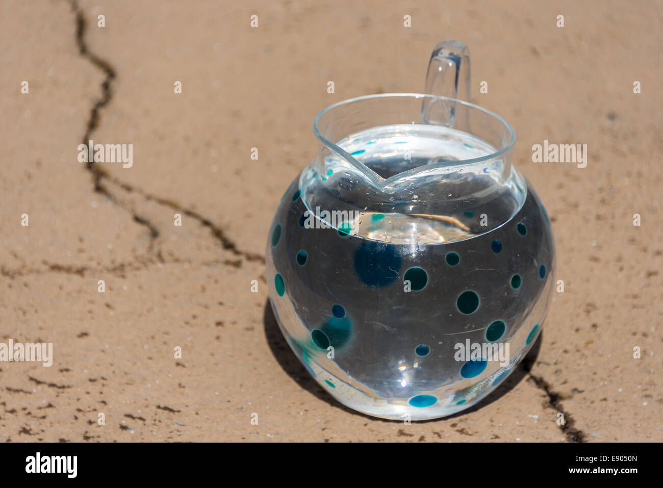 Agua pura en jarra grande Foto de stock