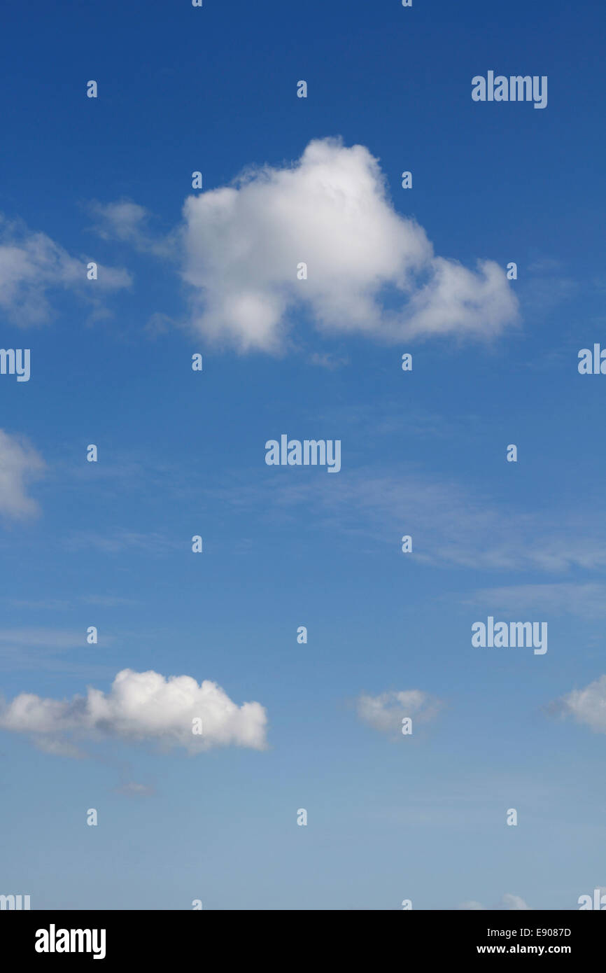 Esponjosas nubes en un cielo azul Foto de stock