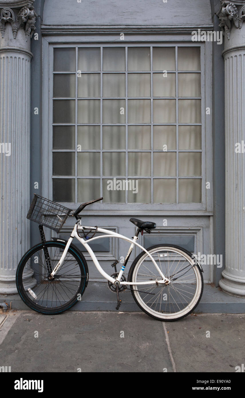 Bicicleta estacionada en el centro de la ciudad de Charleston Carolina del Sur Foto de stock