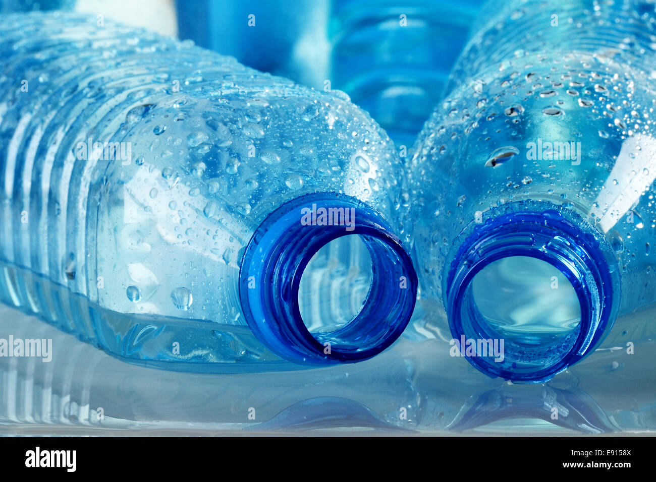 Las botellas de plástico de agua mineral. Foto de stock