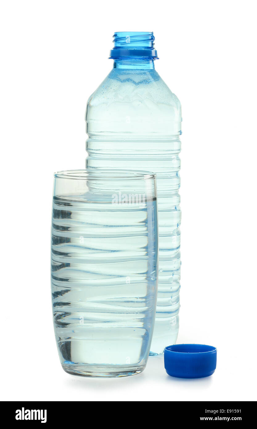 Botella de agua mineral y un vaso de agua Foto de stock