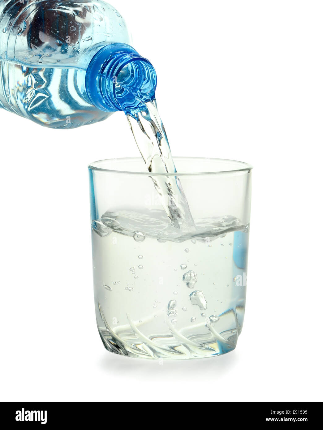 Botella de agua mineral y un vaso de agua Foto de stock
