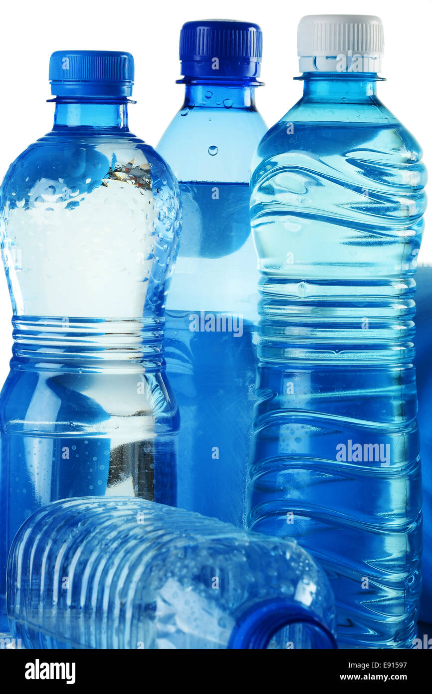 Las botellas de plástico de agua mineral. Foto de stock