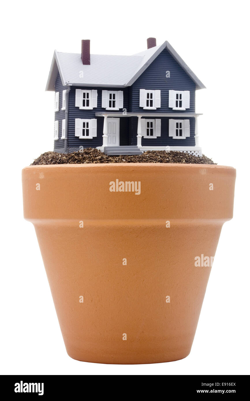 Hucha, la llave y la casa modelo aislado en blanco Fotografía de stock -  Alamy