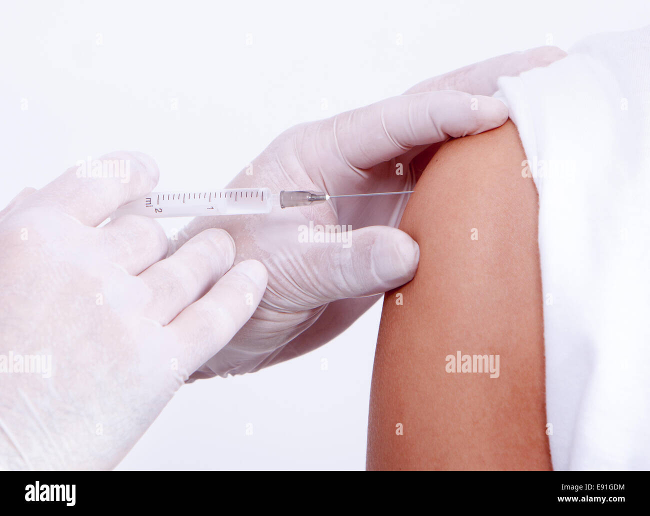 Enfermera dando una vacuna para un paciente, enfermedades vacunas Foto de stock