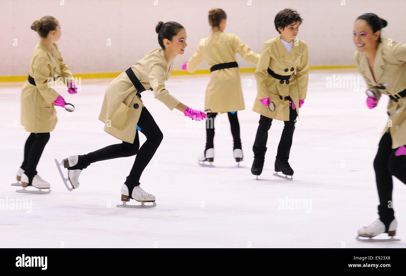 BARCELONA - Mayo 03: equipo joven de una escuela de patinaje sobre hielo  realiza, disfrazados de detectives con impermeables Fotografía de stock -  Alamy