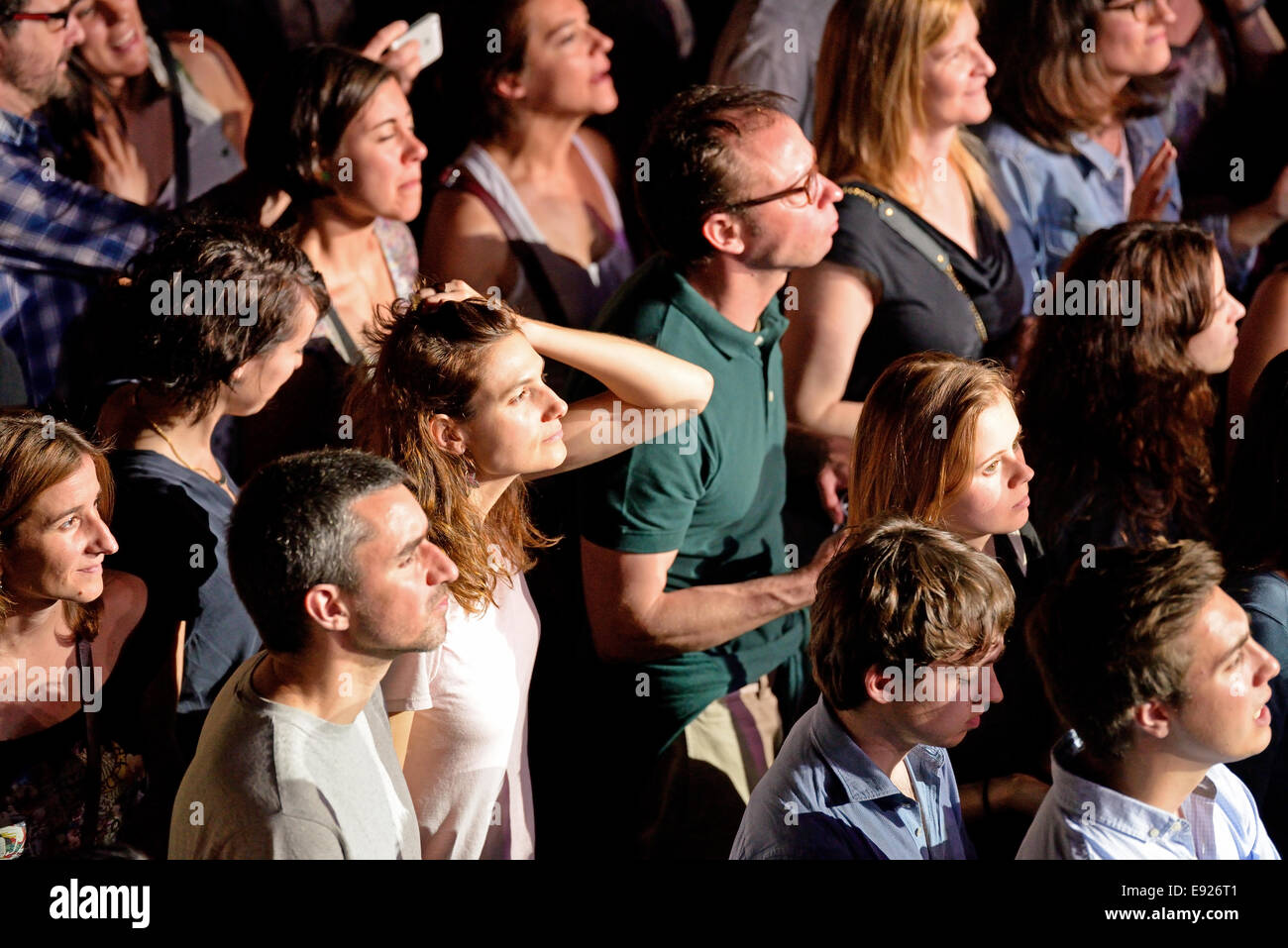 BARCELONA - 16 de mayo: Audiencia en un concierto en la discoteca Razzmatazz el 16 de mayo de 2014 en Barcelona, España. Foto de stock