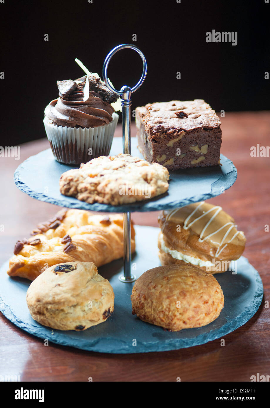 Selección de pasteles sobre cake stand Foto de stock