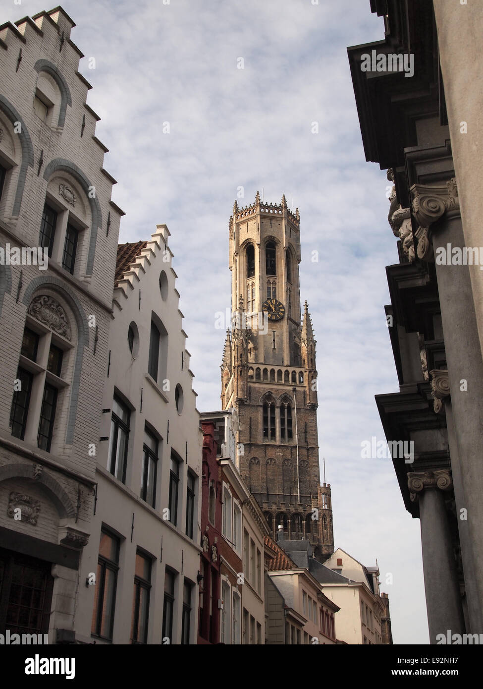 El campanario de Brujas, o Belfort, es un campanario medieval que data de alrededor de 1240, en la histórica ciudad de Brujas en Bélgica Foto de stock