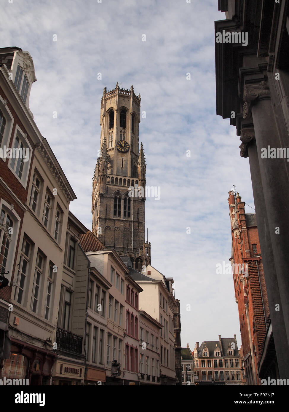 El campanario de Brujas, o Belfort, es un campanario medieval que data de alrededor de 1240, en la histórica ciudad de Brujas en Bélgica Foto de stock