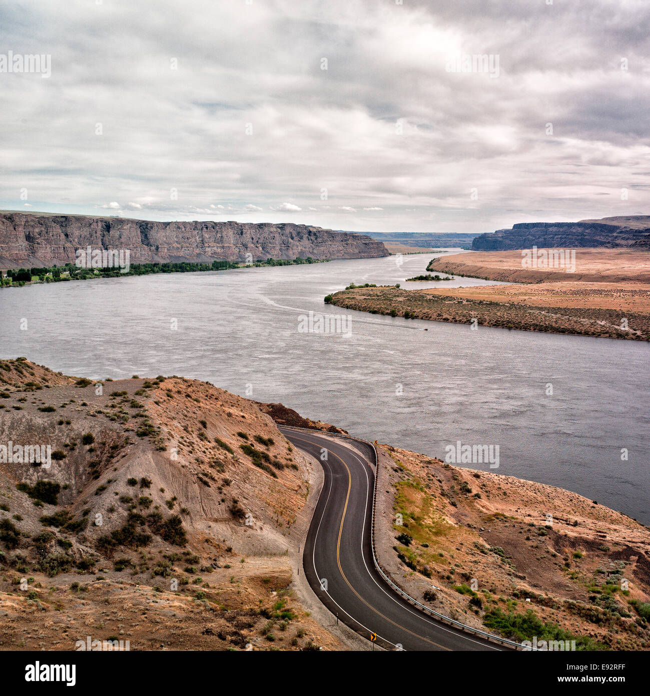 La autopista se convierte junto con curva en el Río Columbia Foto de stock