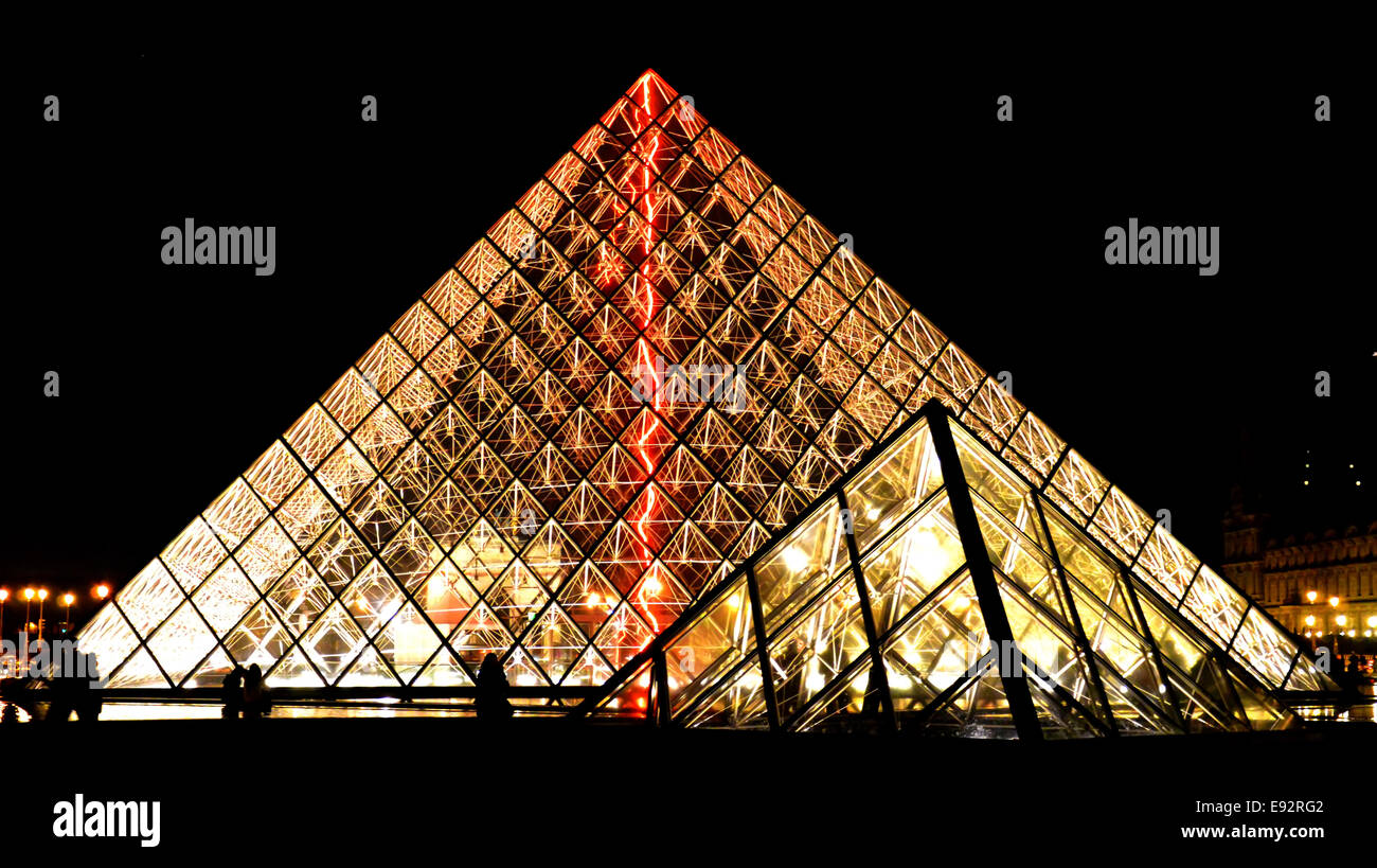 Louvre de noche Foto de stock