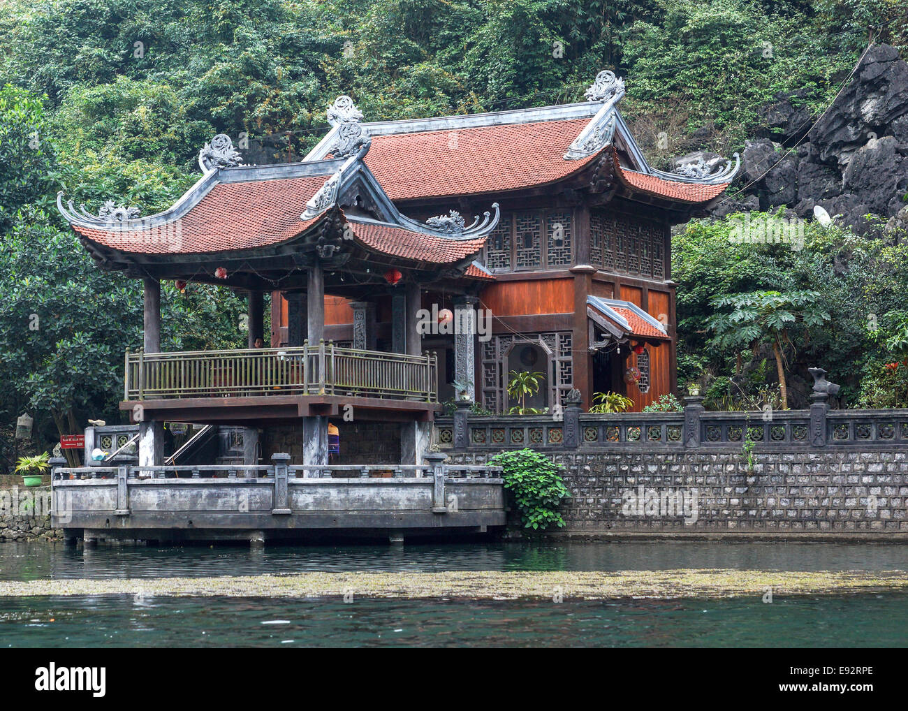 Pagoda en Tam Coc lago para llegar en lancha. Foto de stock