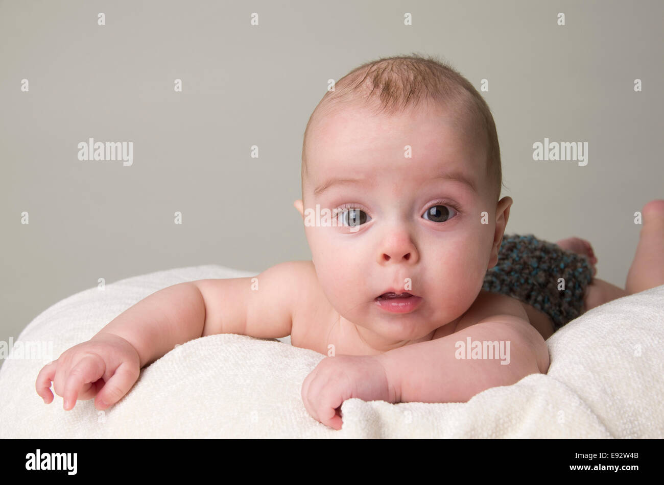 Bebé de 9 meses niño sosteniendo su cabeza hacia arriba Foto de stock
