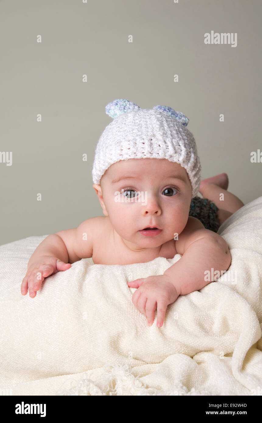 Bebé de 9 meses niño sosteniendo su cabeza hacia arriba Foto de stock