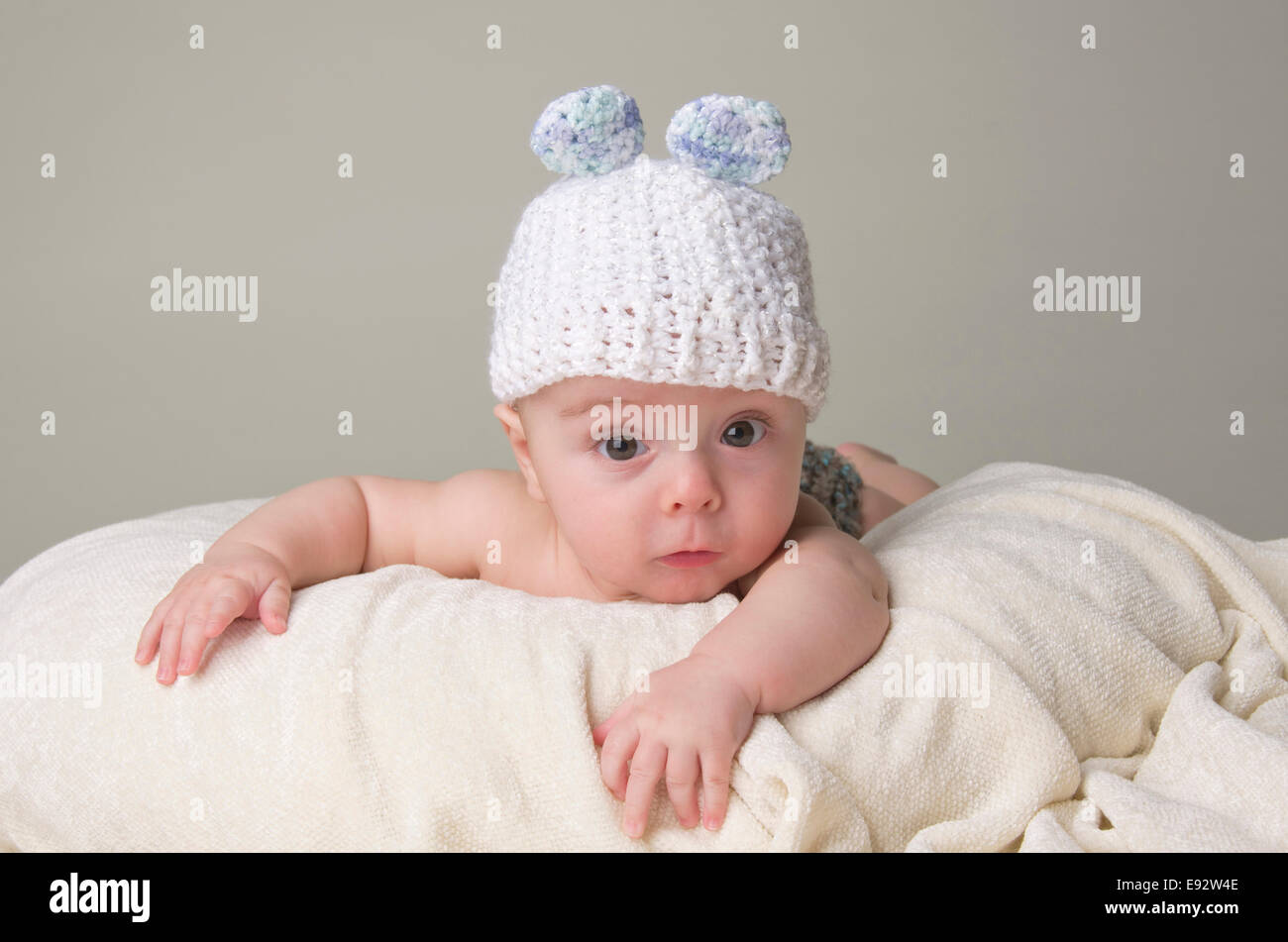 Bebé de 9 meses niño sosteniendo su cabeza hacia arriba Foto de stock