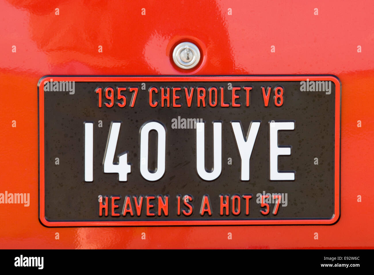 Una placa de matrícula en un 1957 Chevrolet VS "El cielo es un caliente 57' Foto de stock