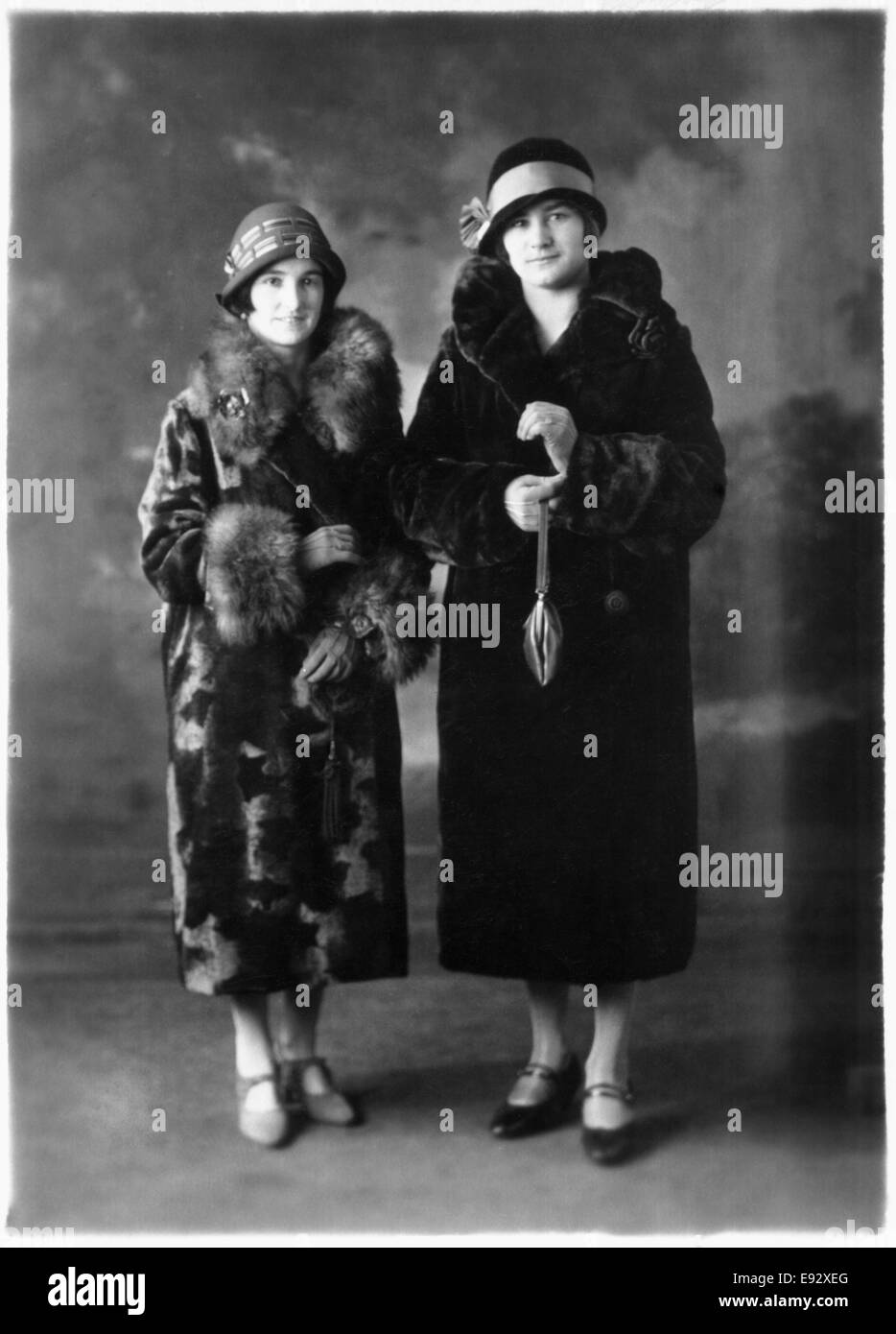 Dos mujeres con sombreros y abrigos de piel, Retrato, circa 1922 Foto de stock