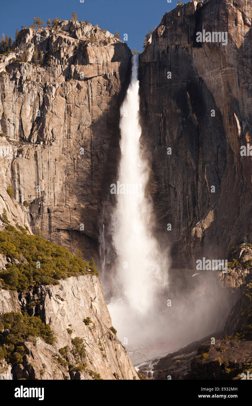 Cataratas de Yosemite superior se sumerge en Valle de Yosemite, el Parque Nacional de Yosemite, California. Foto de stock