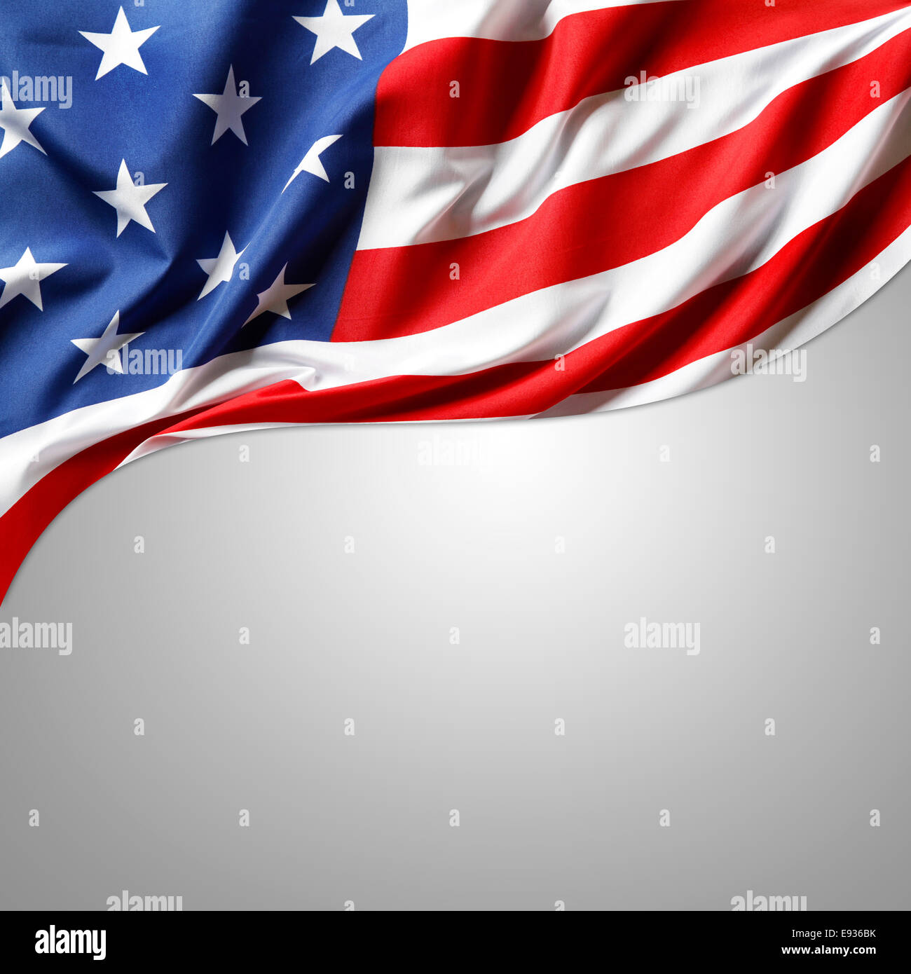Primer plano de una bandera americana sobre fondo gris Foto de stock