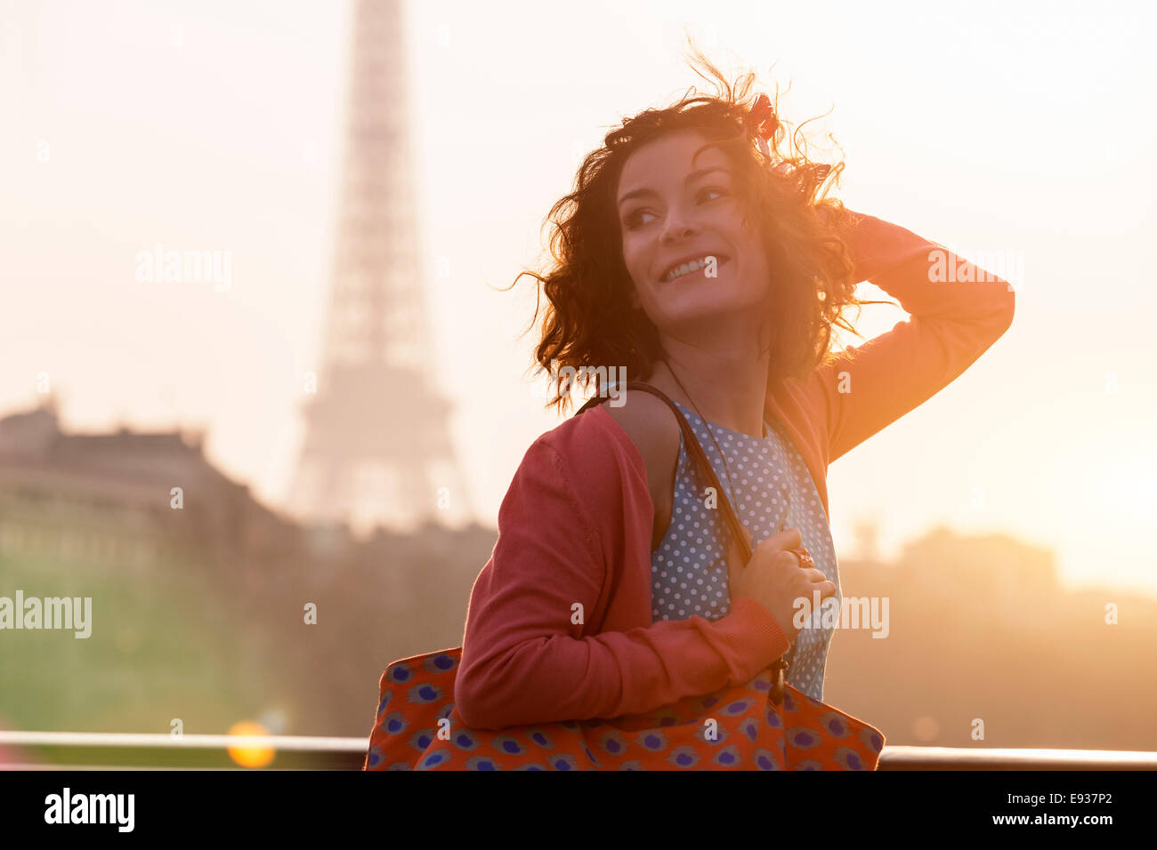 Mujer visitar París Foto de stock
