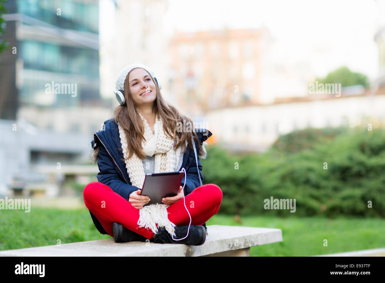 Retrato de una adolescente escuchando música Foto de stock