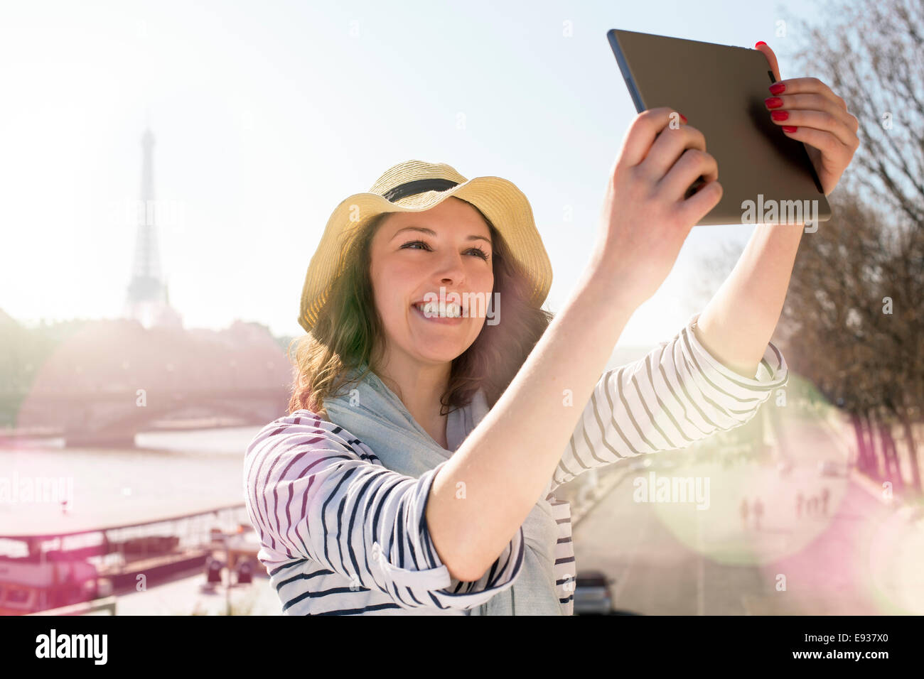 Mujer visitar París Foto de stock