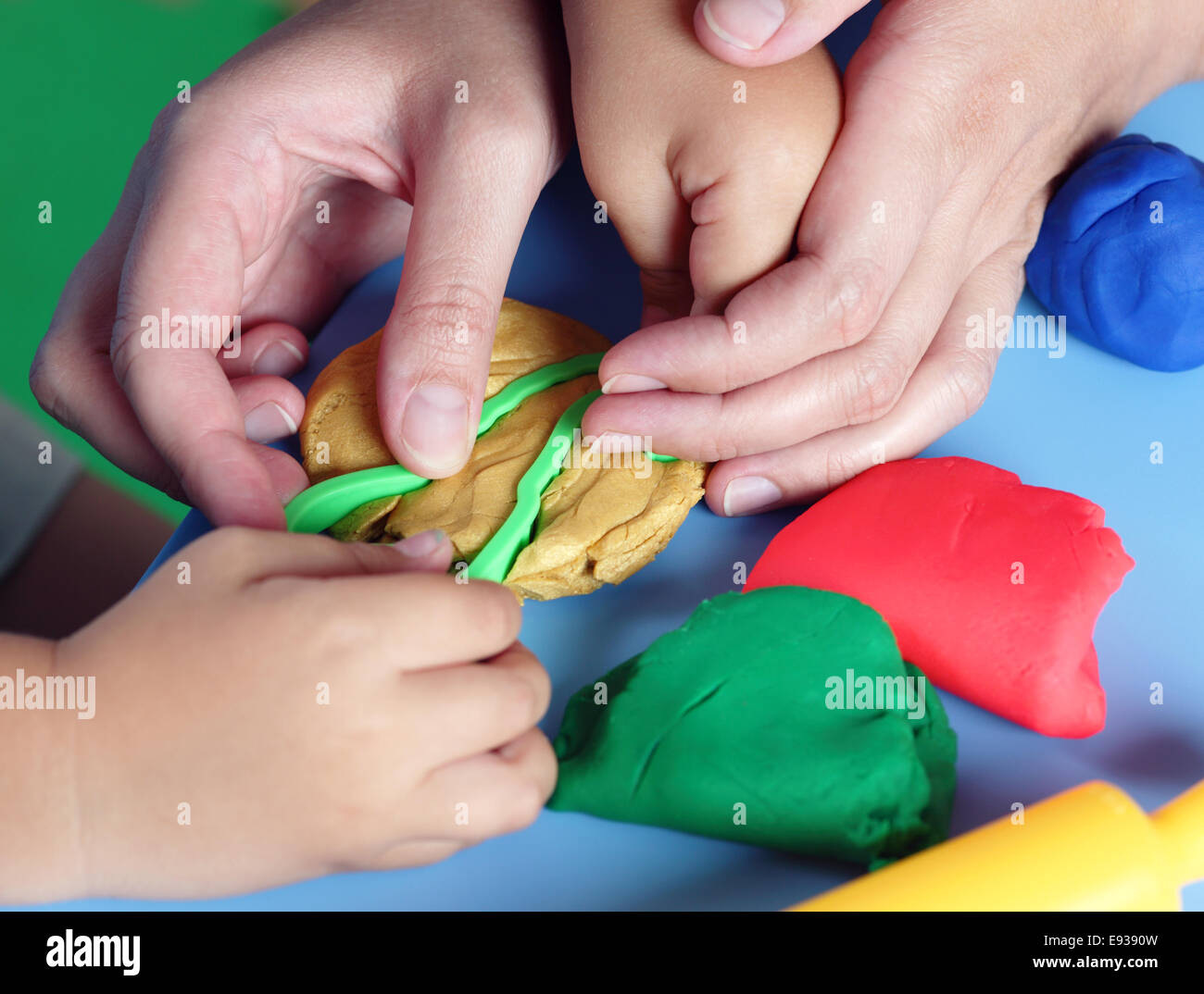 Los niños y las madres de manos del juego jugando con arcilla Fotografía de  stock - Alamy