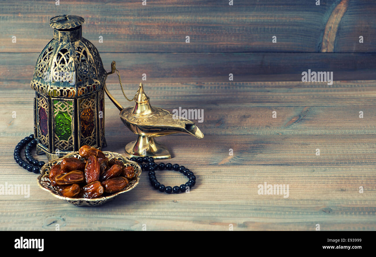 Fechas, Arabian linterna y Rosario. Concepto de feriados islámicos. Ramadan decoración Foto de stock