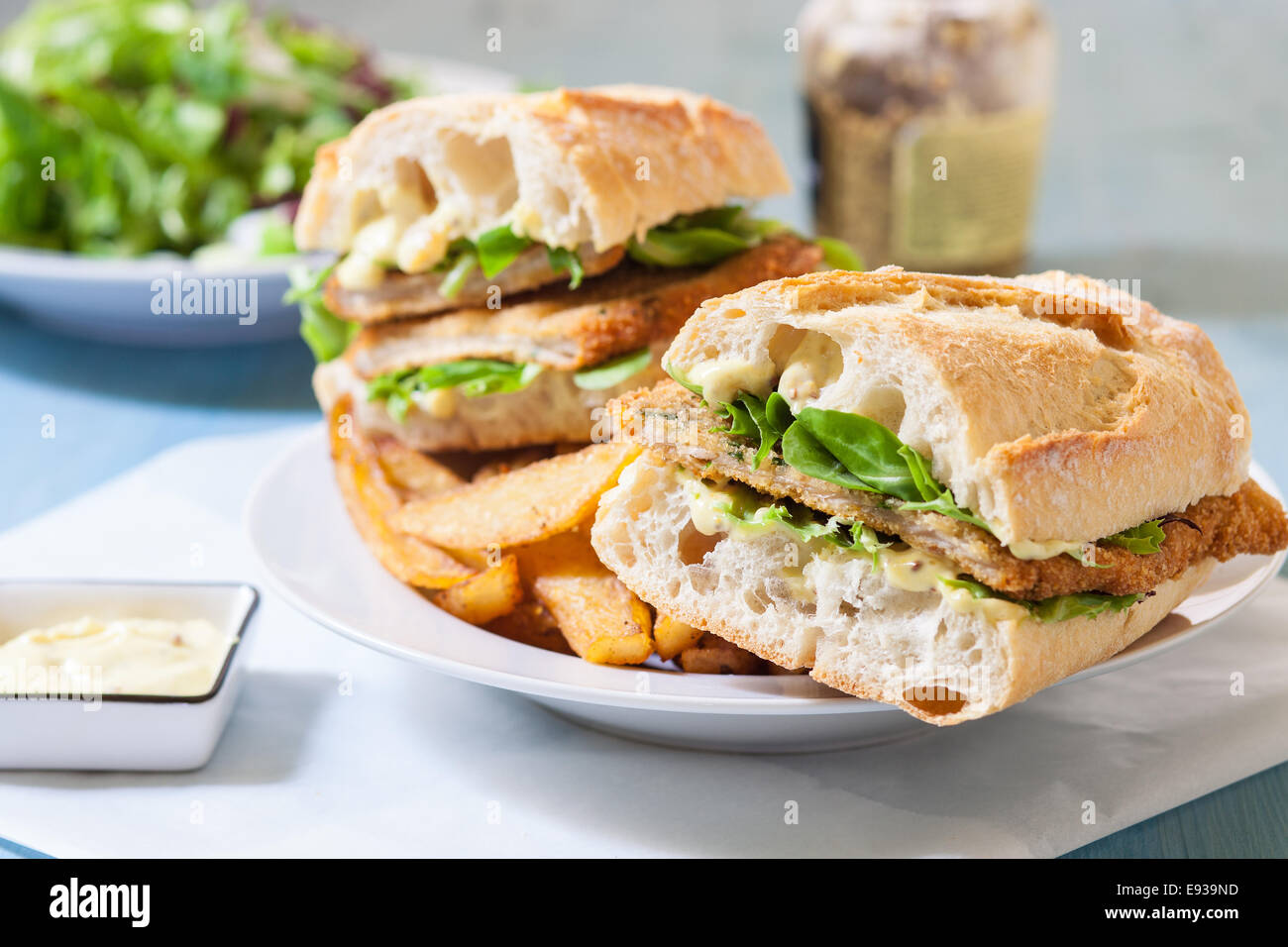 Sándwich de pollo empanizado con papas fritas y ensaladas Fotografía de stock Alamy Sándwich de pollo empanizado con papas fritas y ensaladas Fotografía de stock Alamy