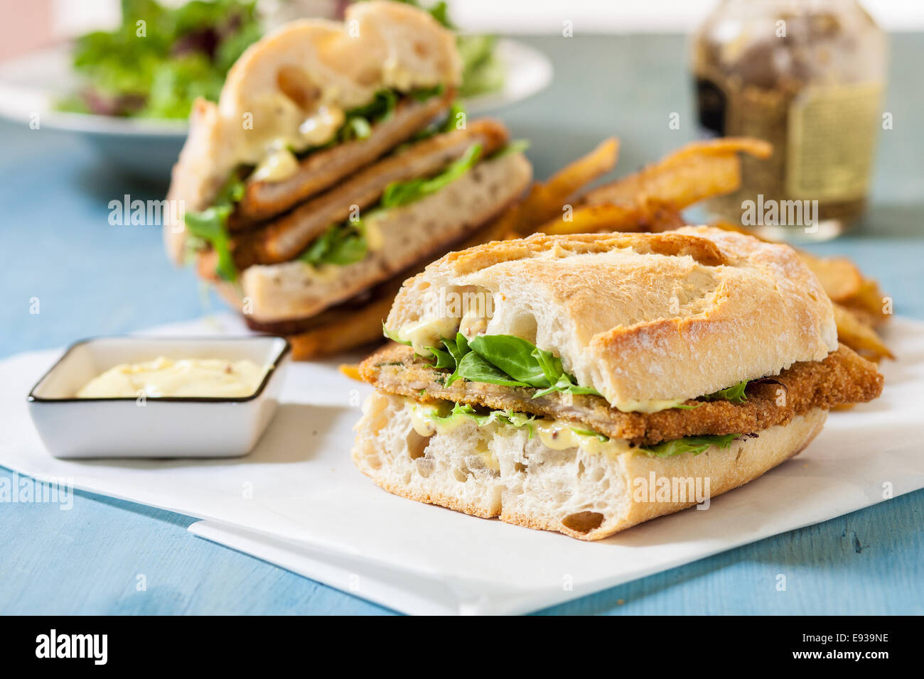 Sándwich de pollo empanizado con papas fritas y ensaladas Fotografía de stock Alamy