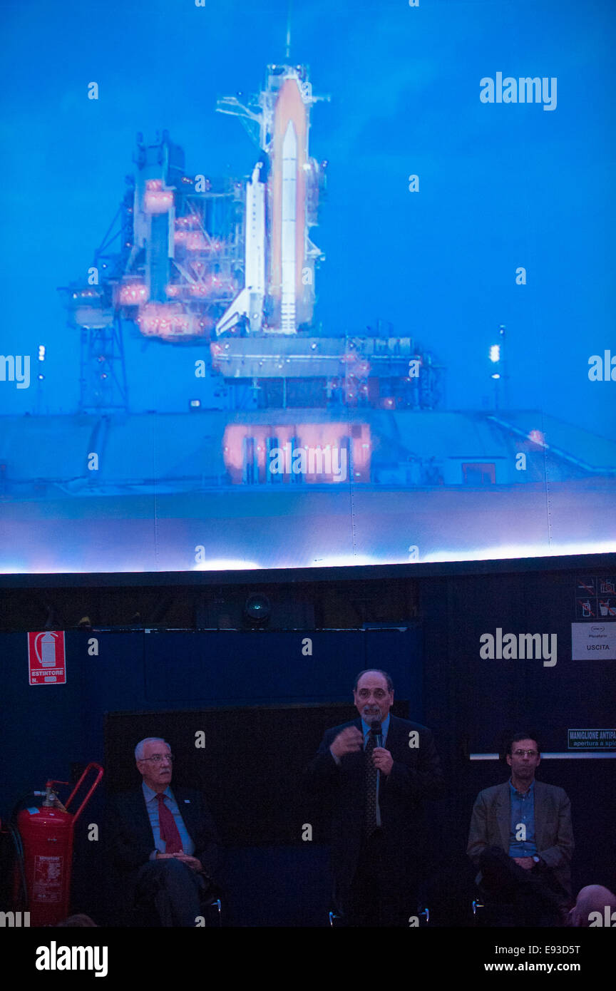 Italia Turín Piamonte Pino Torinese Inauguración de la nueva zona de museos del Museo de Turín planetario astronomía y espacio INFINI.Al 17 de octubre de 2014 - Planetario -astronauta italiano Umberto Guidoni invitado habla sobre sus experiencias como astronauta Foto de stock