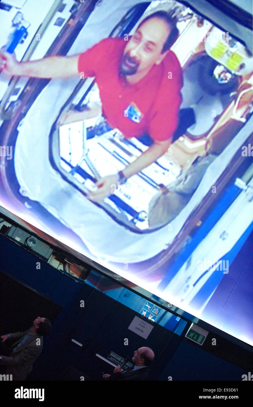 Italia Turín Piamonte Pino Torinese Inauguración de la nueva zona de museos del Museo de Turín planetario astronomía y espacio INFINI.Al 17 de octubre de 2014 - Planetario -astronauta italiano Umberto Guidoni invitado habla sobre sus experiencias como astronauta Foto de stock