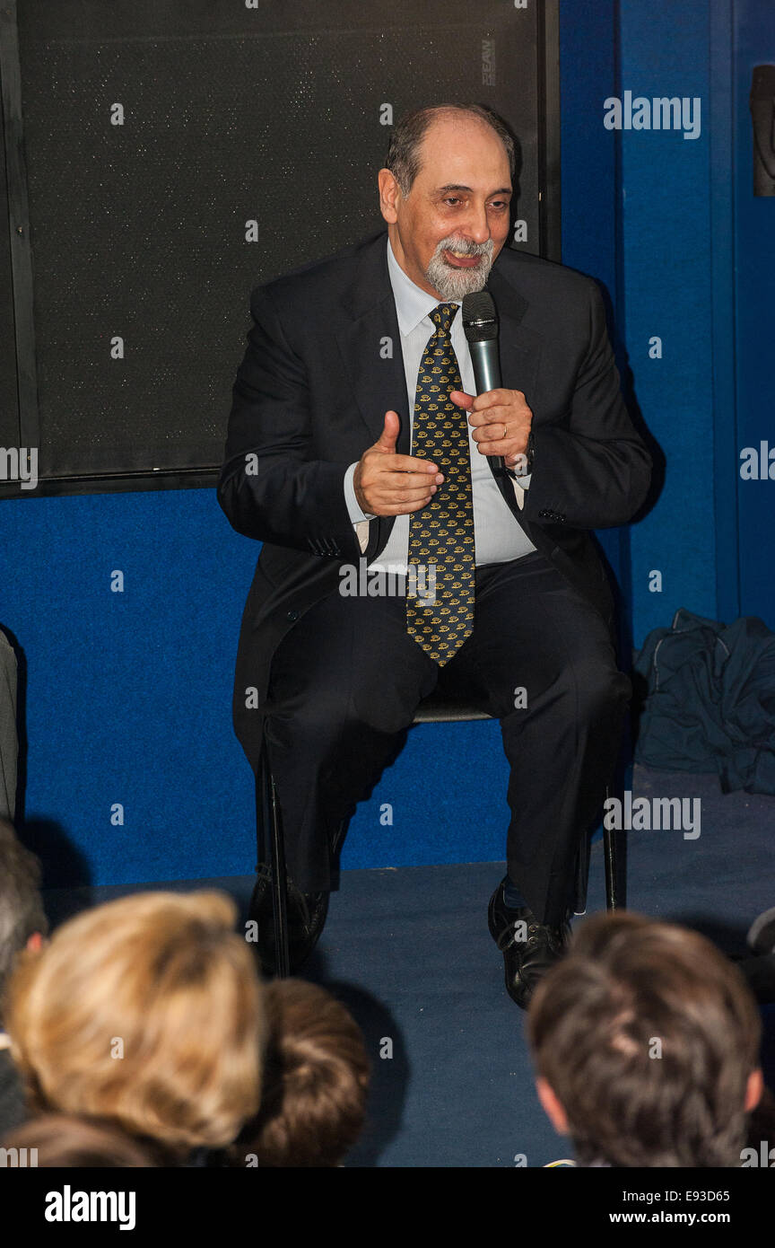 Italia Turín Piamonte Pino Torinese Inauguración de la nueva zona de museos del Museo de Turín planetario astronomía y espacio INFINI.Al 17 de octubre de 2014 - Planetario -astronauta italiano Umberto Guidoni invitado habla sobre sus experiencias como astronauta Foto de stock