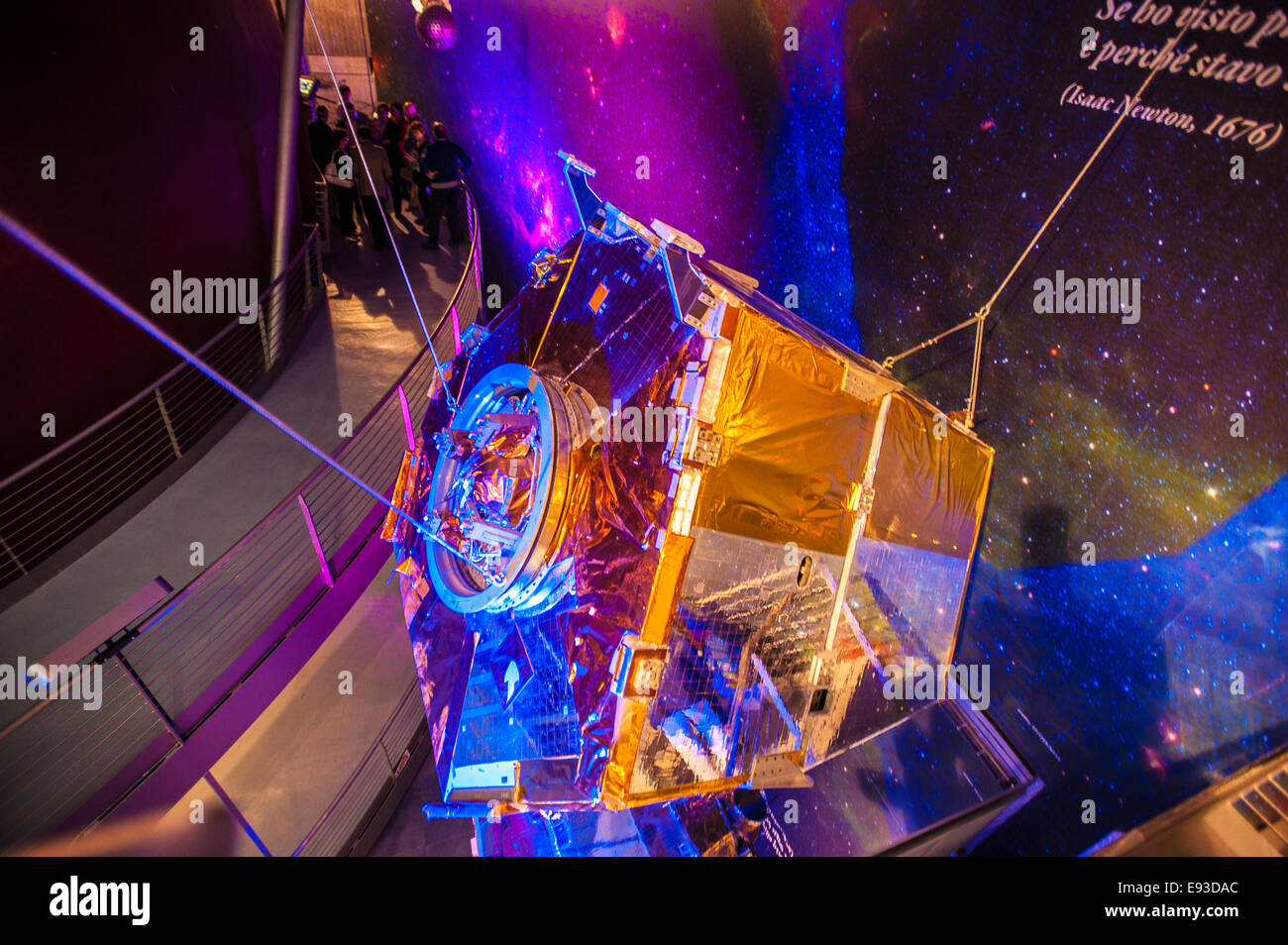 Italia Turín Piamonte Pino Torinese Inauguración de la nueva zona de museos del Museo de Turín planetario astronomía y espacio INFINI.Al 17 de octubre de 2014 Reproducción del satélite Beppo SAX Foto de stock