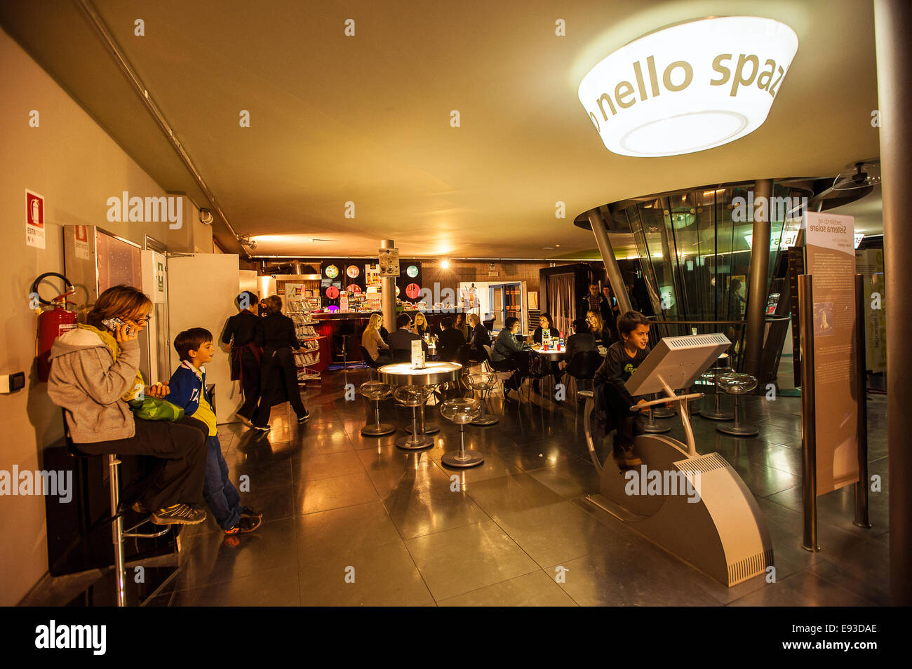 Italia Turín Piamonte Pino Torinese Inauguración de la nueva zona de museos del Museo de Turín planetario astronomía y espacio INFINI.Al 17 de octubre de 2014 - Cafetería Foto de stock