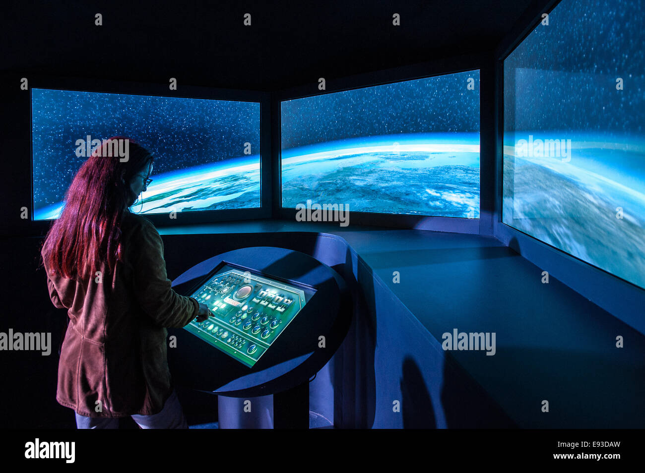 Italia Turín Piamonte Pino Torinese Inauguración de la nueva zona de museos del Museo de Turín planetario astronomía y espacio INFINI.Al 17 de octubre de 2014 -en una nave espacial de simulación de vuelo Foto de stock