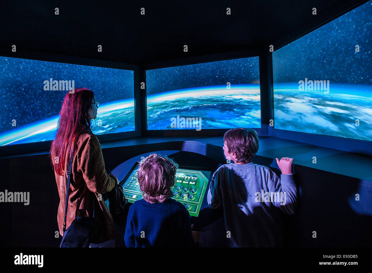Italia Turín Piamonte Pino Torinese Inauguración de la nueva zona de museos del Museo de Turín planetario astronomía y espacio INFINI.Al 17 de octubre de 2014 -en una nave espacial de simulación de vuelo Foto de stock