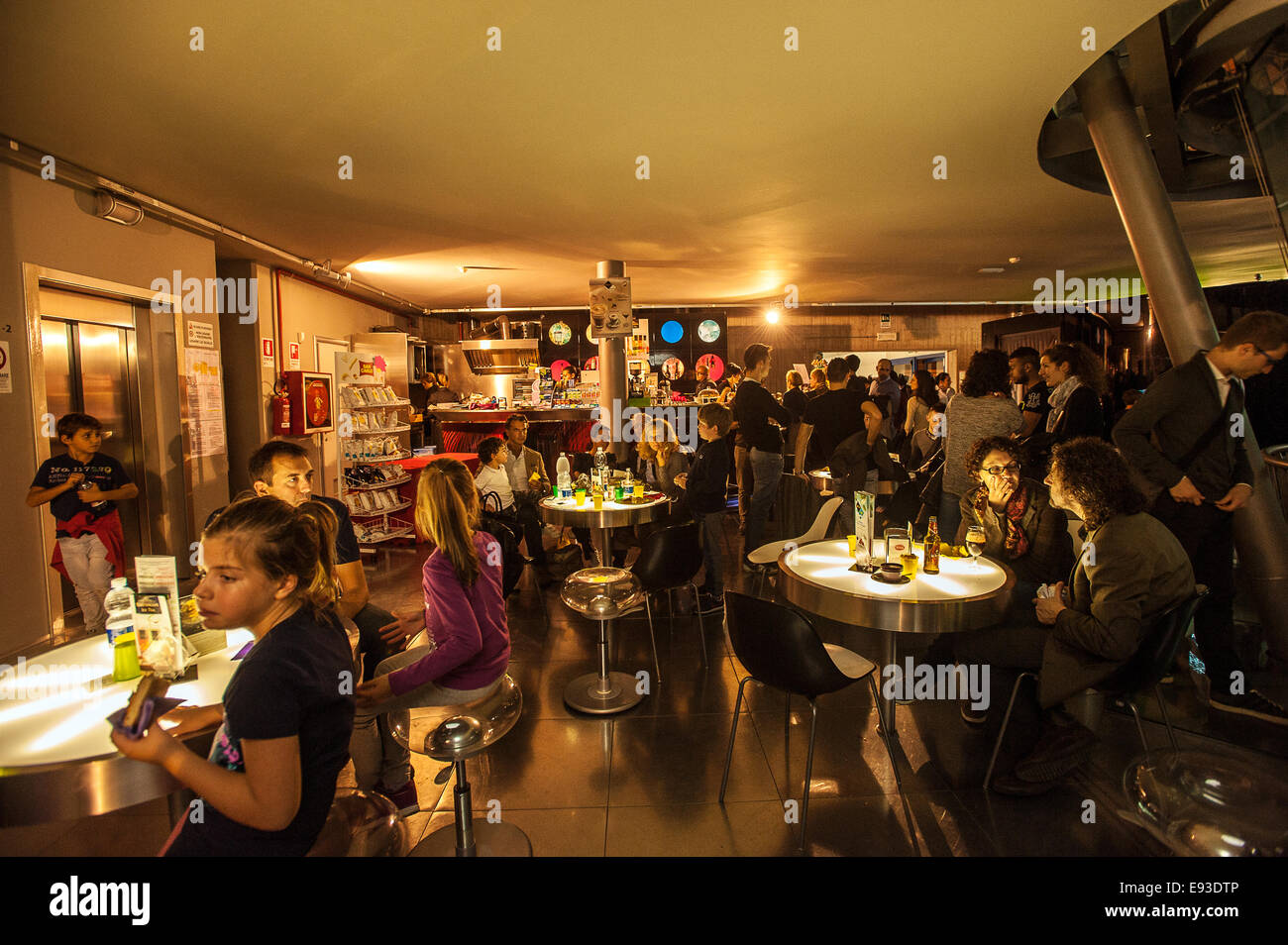 Italia Turín Piamonte Pino Torinese Inauguración de la nueva zona de museos del Museo de Turín planetario astronomía y espacio INFINI.Al 17 de octubre de 2014 - Cafetería Foto de stock