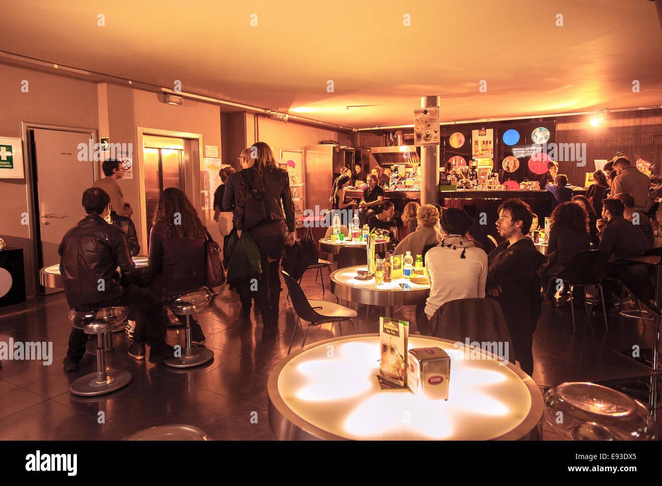 Italia Turín Piamonte Pino Torinese Inauguración de la nueva zona de museos del Museo de Turín planetario astronomía y espacio INFINI.Al 17 de octubre de 2014 - Cafetería Foto de stock