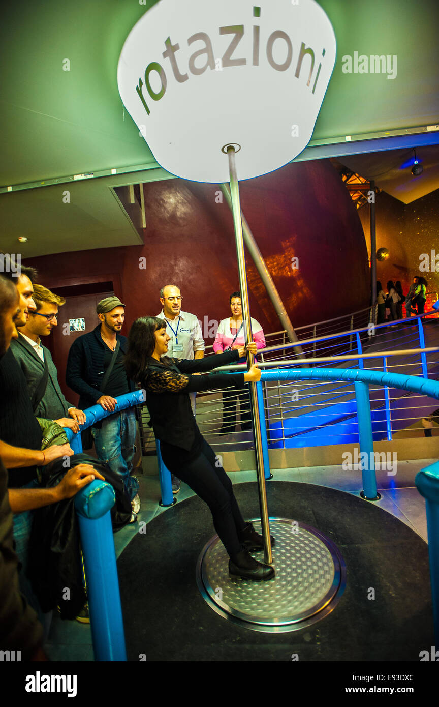 Italia Turín Piamonte Pino Torinese Inauguración de la nueva zona de museos del Museo de Turín planetario astronomía y espacio INFINI.Al 17 de octubre de 2014 - las rotaciones Foto de stock