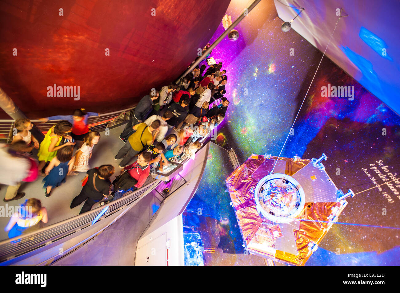 Italia Turín Piamonte Pino Torinese Inauguración de la nueva zona de museos del Museo de Turín planetario astronomía y espacio INFINI.Al 17 de octubre de 2014 Reproducción del satélite Beppo SAX Foto de stock