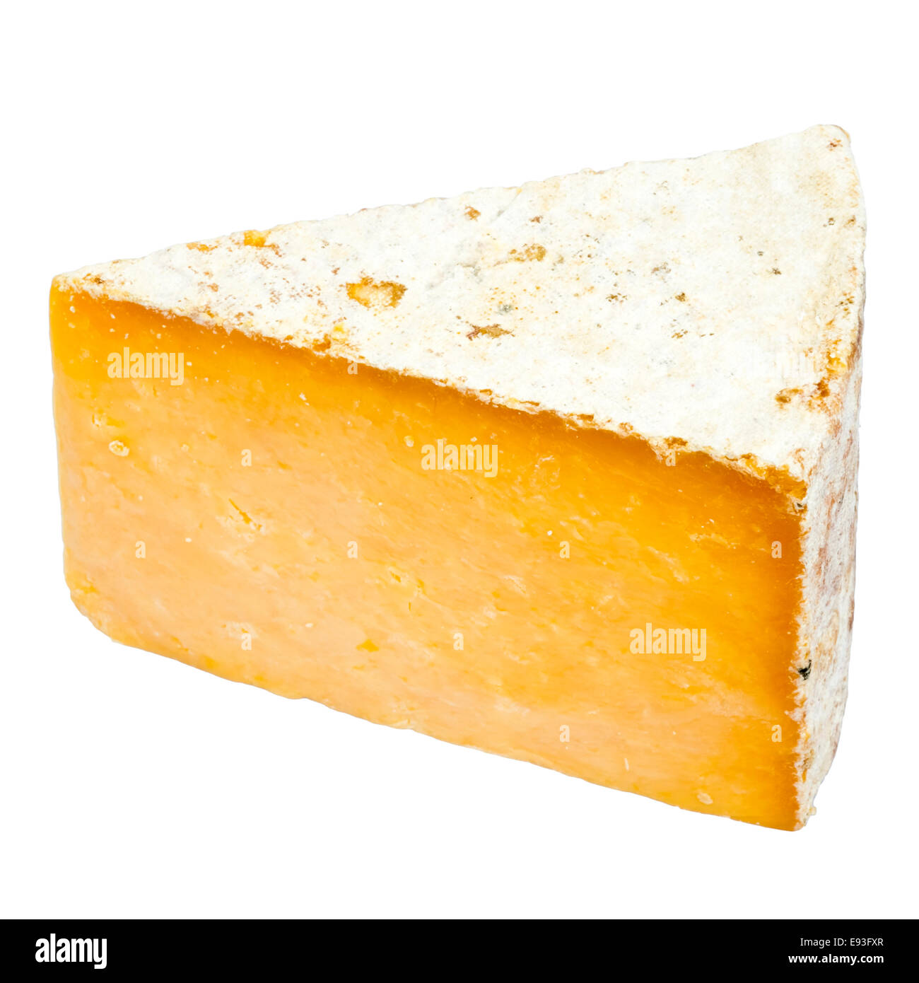 Cuña de queso Leicester rojas cortadas o aisladas contra un fondo blanco. Foto de stock