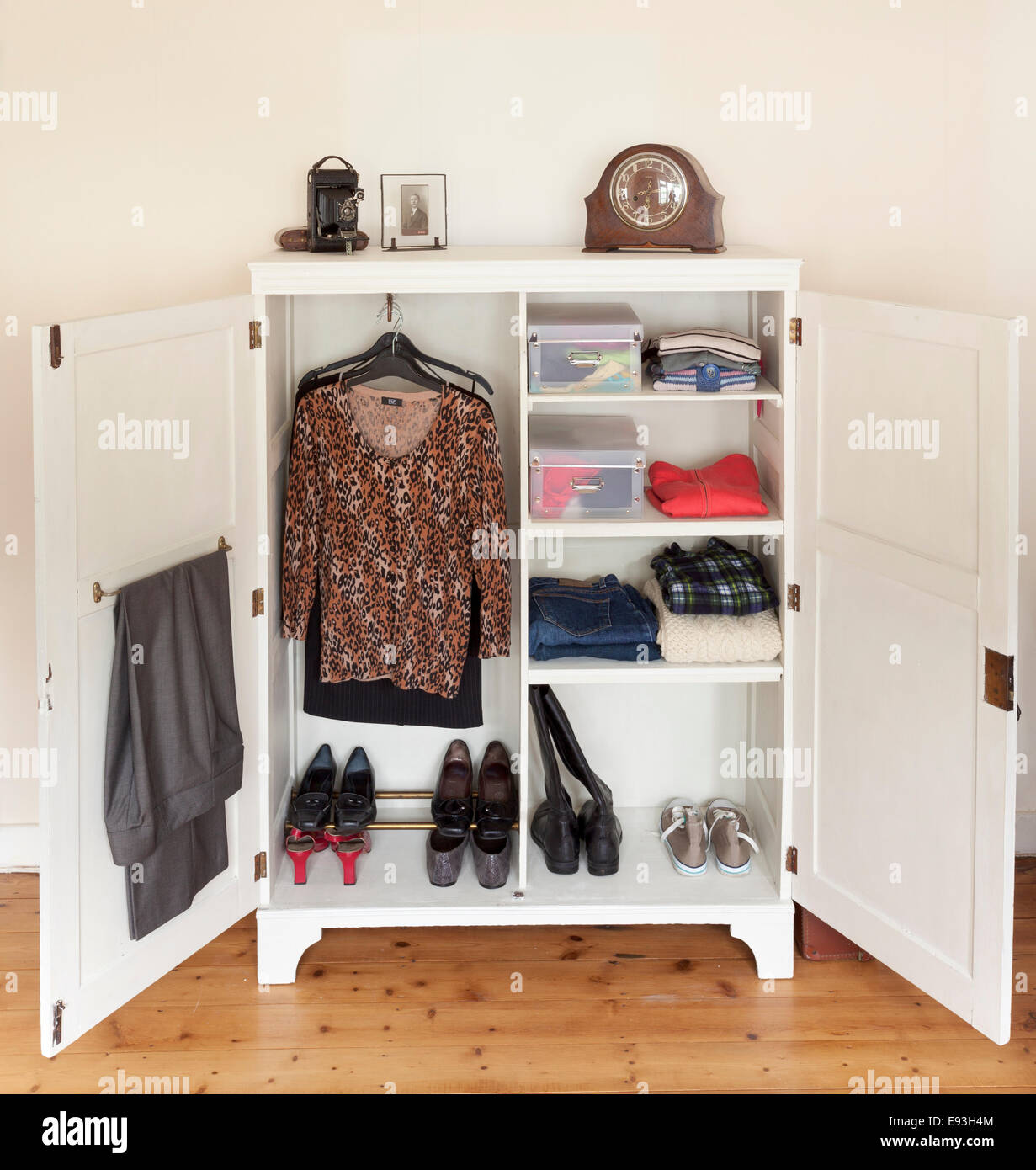 rival Elegante Raza humana Pequeño armario abierto con ropa Fotografía de stock - Alamy