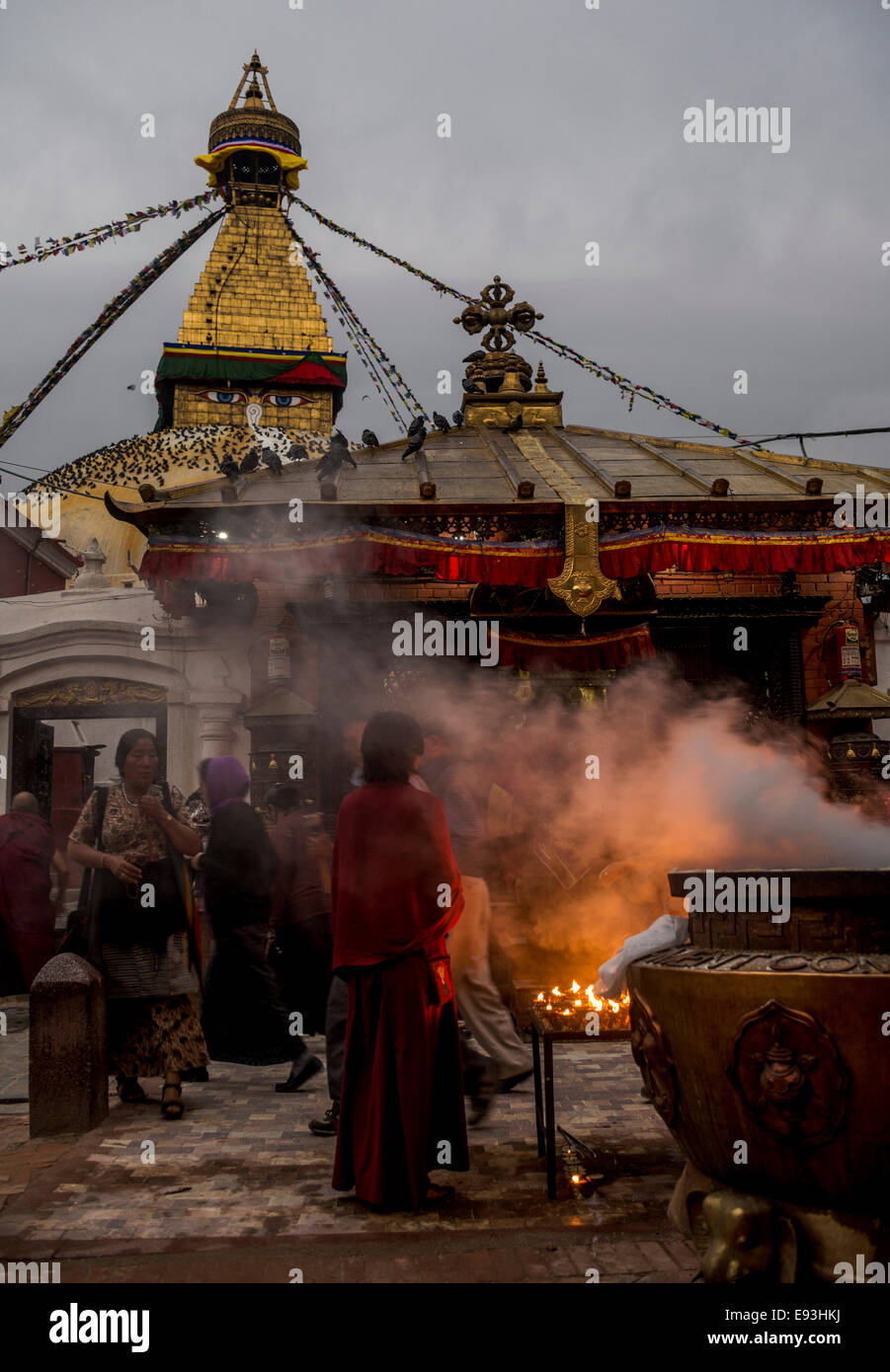 Los budistas en la oración al amanecer, Boudhanath, Katmandú, Nepal, Asia Foto de stock