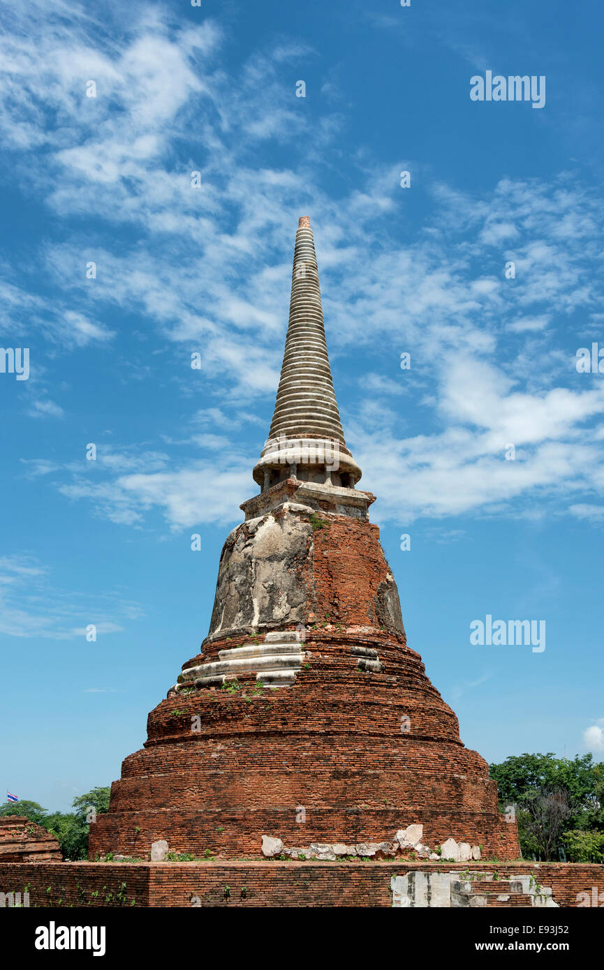 Stupa budista (chedi) en Wat Mahathat en Ayutthaya, Tailandia Foto de stock
