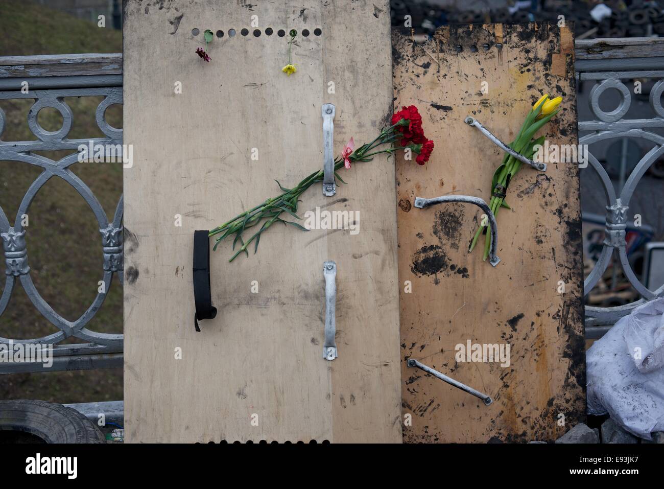 Flores, en memoria de los muertos, en escudos antidisturbios utilizado por manifestantes de Maidan, Kiev Foto de stock
