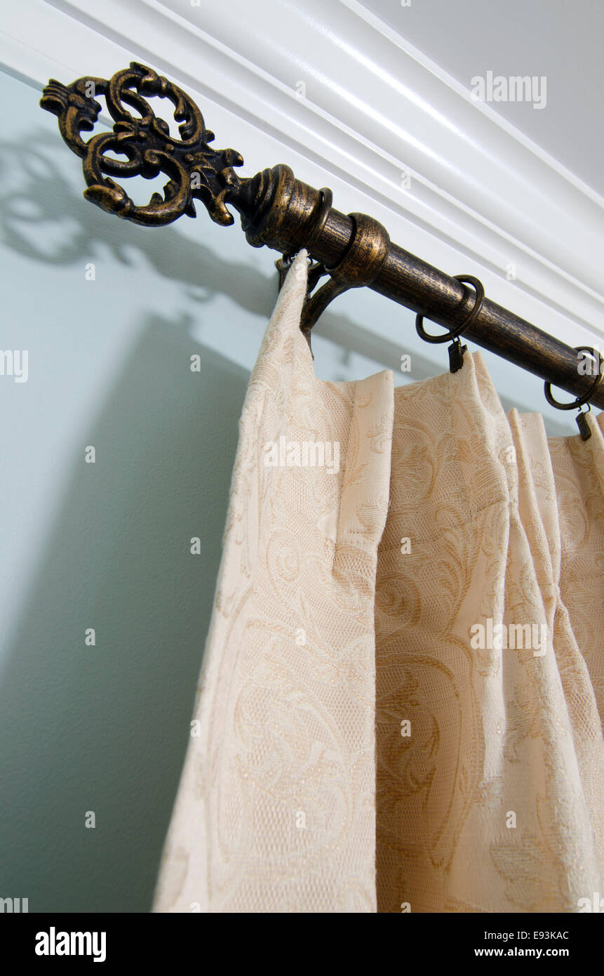 Varilla de cortina: Cerca de una cortina de acero metal de estilo  tradicional de varilla con cortinas blancas y paredes azules Fotografía de  stock - Alamy
